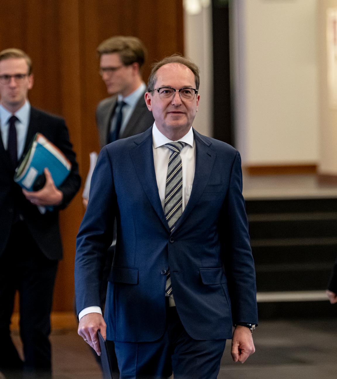 Berlin: Alexander Dobrindt (CSU), Bundesinnenminister, kommt zu einem Pressestatement.