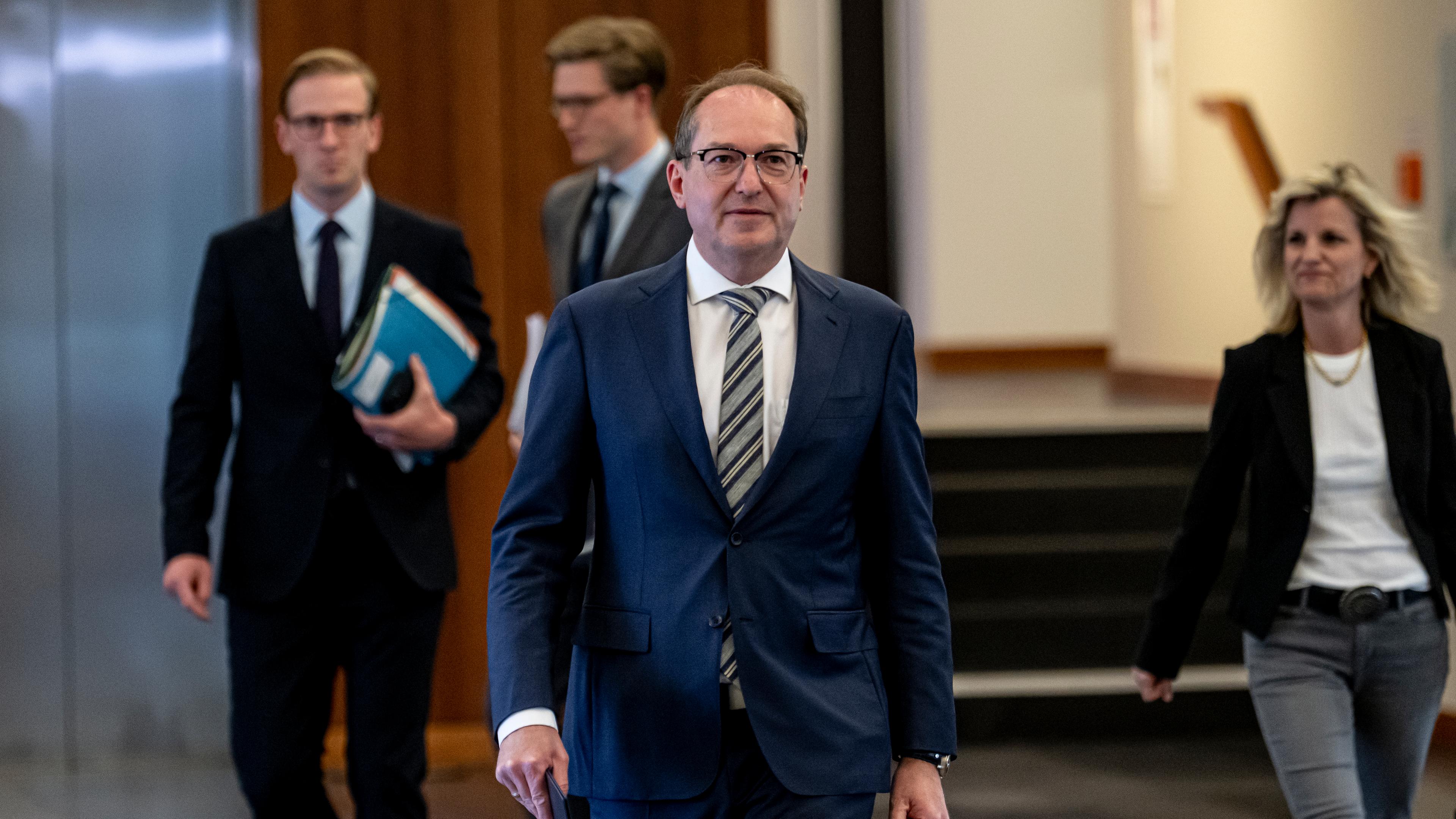 Berlin: Alexander Dobrindt (CSU), Bundesinnenminister, kommt zu einem Pressestatement.