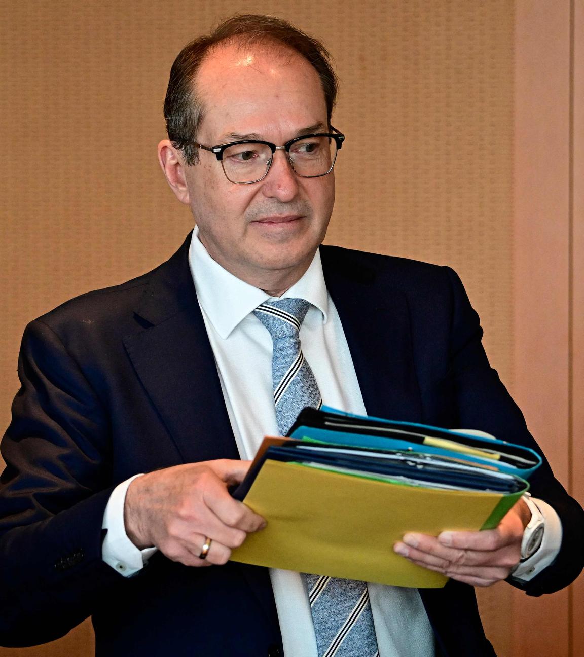 Alexander Dobrindt nimmt im Kanzleramt in Berlin vor einer wöchentlichen Kabinettssitzung seinen Platz ein.