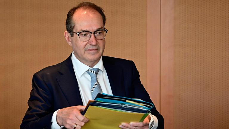 Alexander Dobrindt nimmt im Kanzleramt in Berlin vor einer wöchentlichen Kabinettssitzung seinen Platz ein.