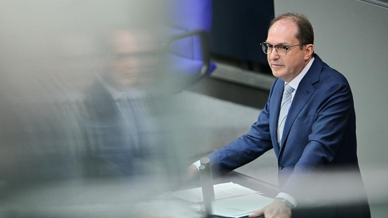 Alexander Dobrindt (CSU), Bundesinnenminister, spricht während der 5. Sitzung des Deutschen Bundestags.