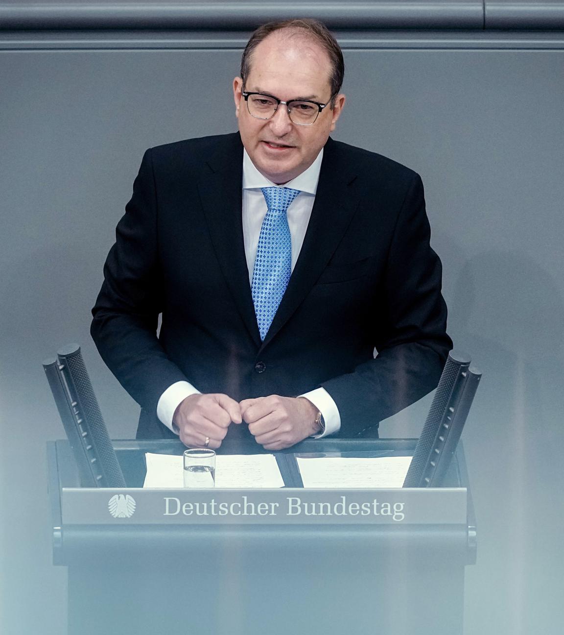 Alexander Dobrindt am Rednerpult des Bundestages