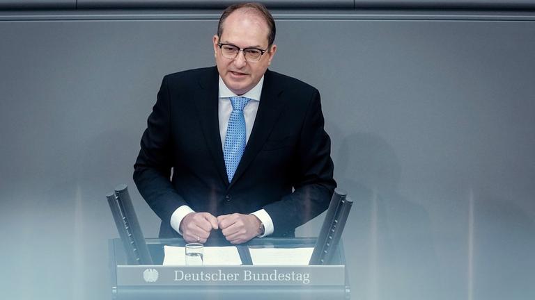 Alexander Dobrindt am Rednerpult des Bundestages
