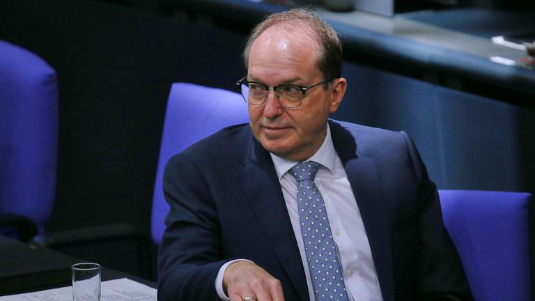 Berlin, Deutschland, 25.09.2025: Deutscher Bundestag: 28. Bundestagssitzung - Haushaltswoche: Bundesminister des Innern Alexander Dobrindt (CSU)