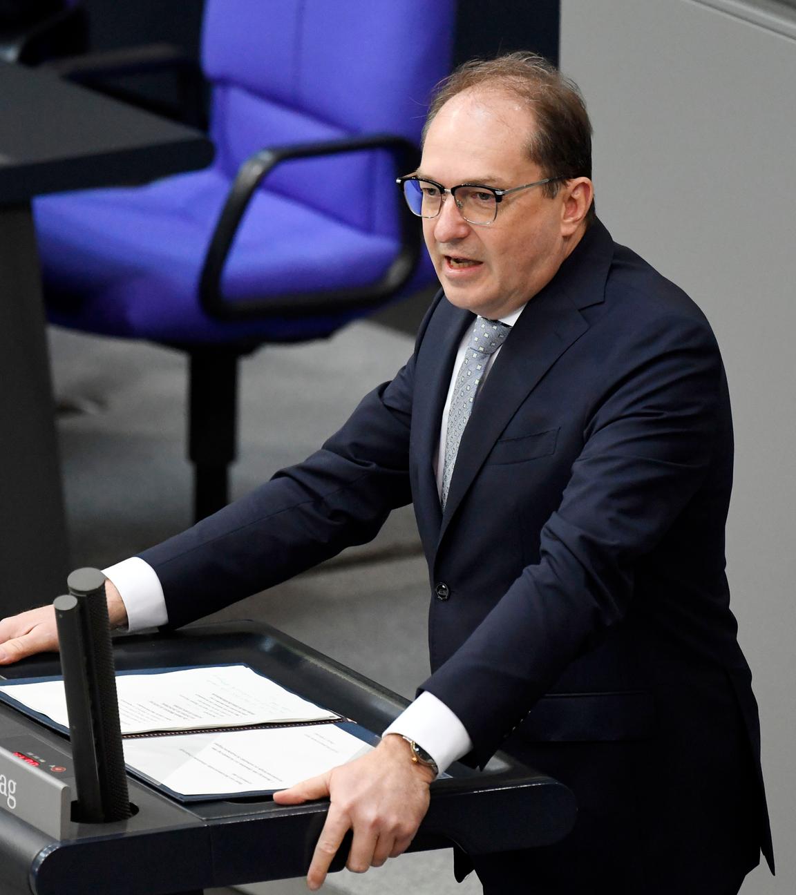 Berlin: Alexander Dobrindt in der 11. Sitzung des 21. Deutschen Bundestages.