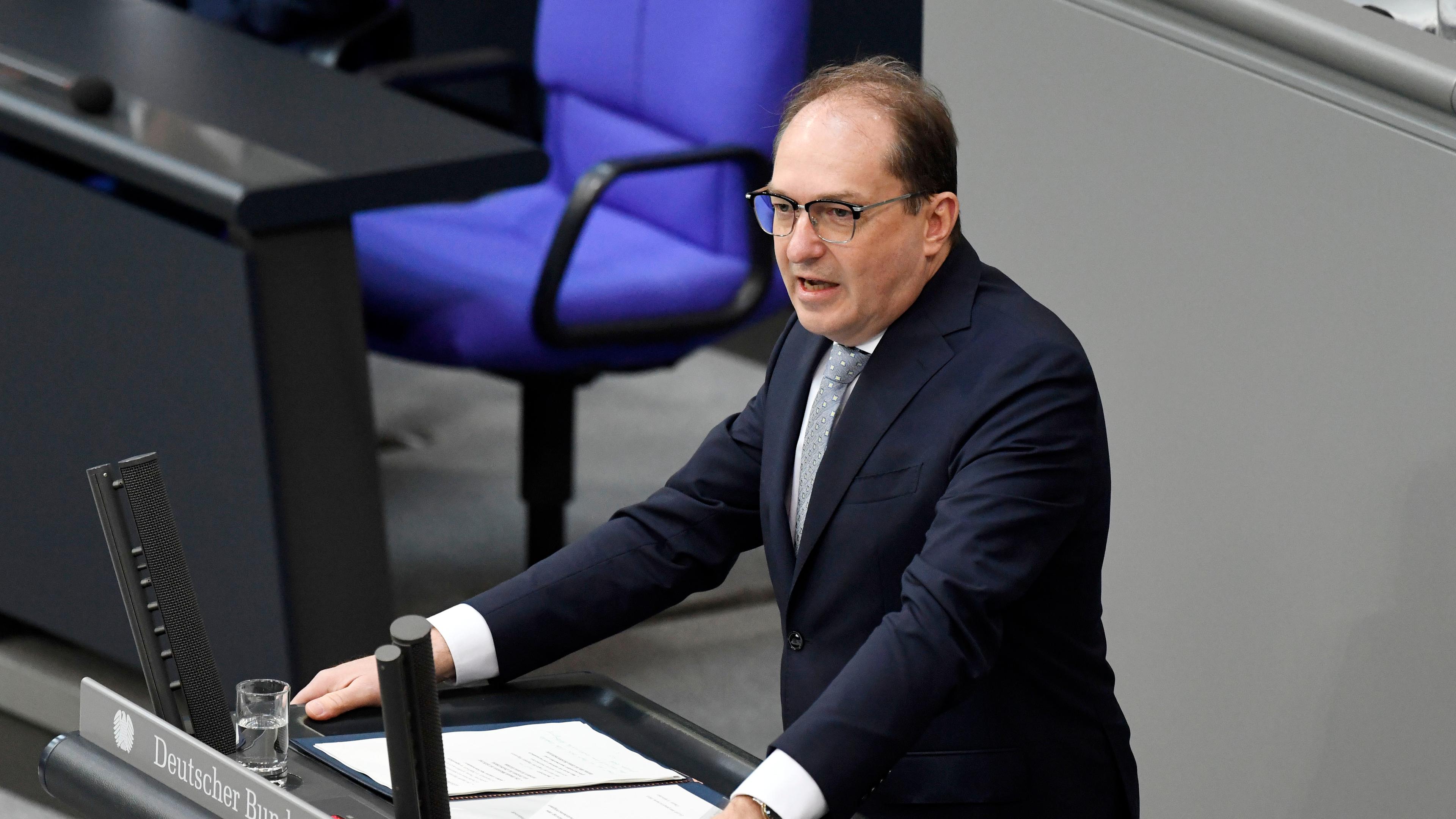 Berlin: Alexander Dobrindt in der 11. Sitzung des 21. Deutschen Bundestages.