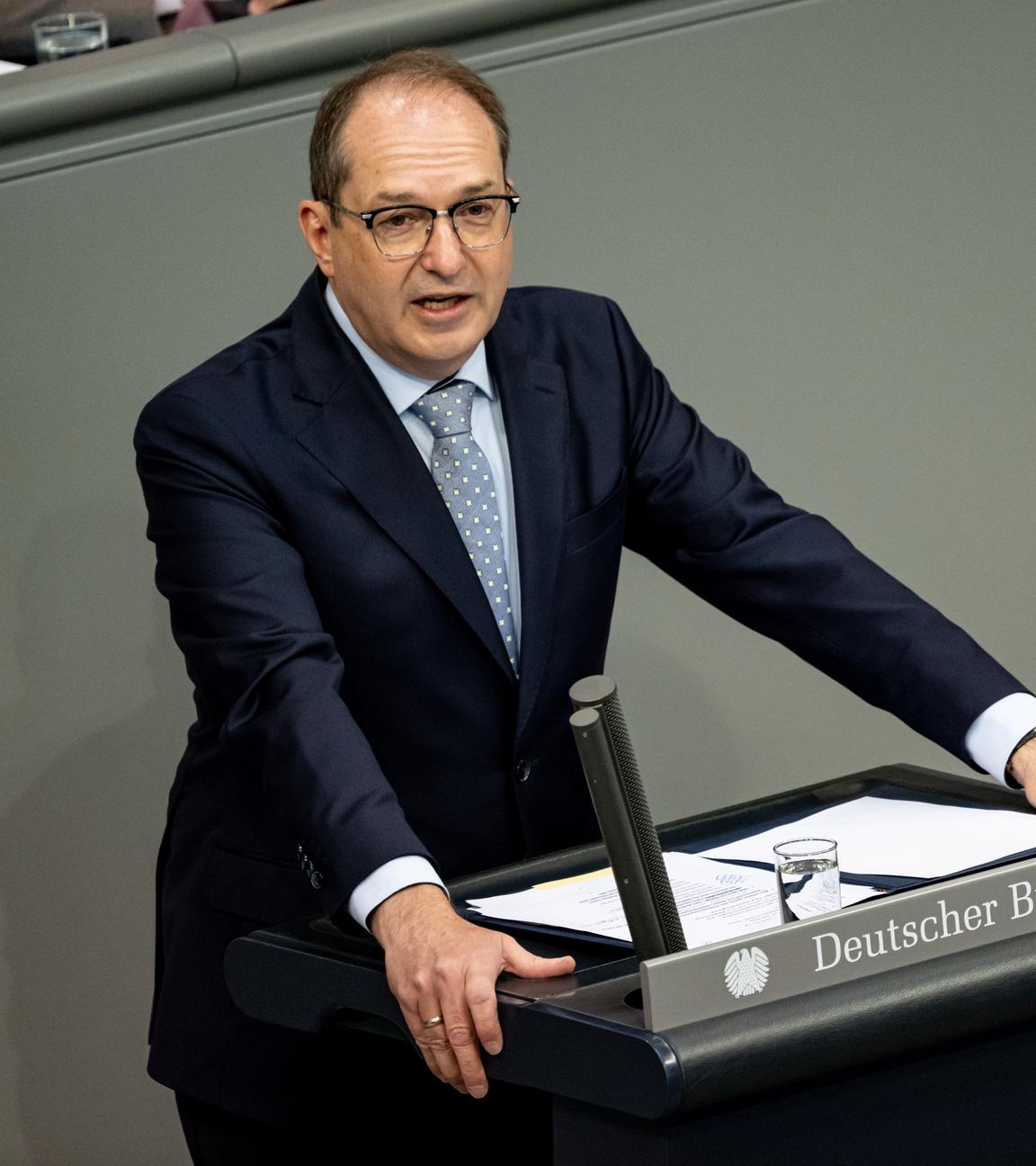 Alexander Dobrindt (CSU), Bundesinnenminister, nimmt an der Sitzung des Bundestag teil. Themen der Sitzung sind unter anderem eine Abstimmung über eine Aussetzung des Familiennachzugs sowie die ersten Lesung eines Gesetzentwurfs zur Änderung des Einbürgerungsrechts.