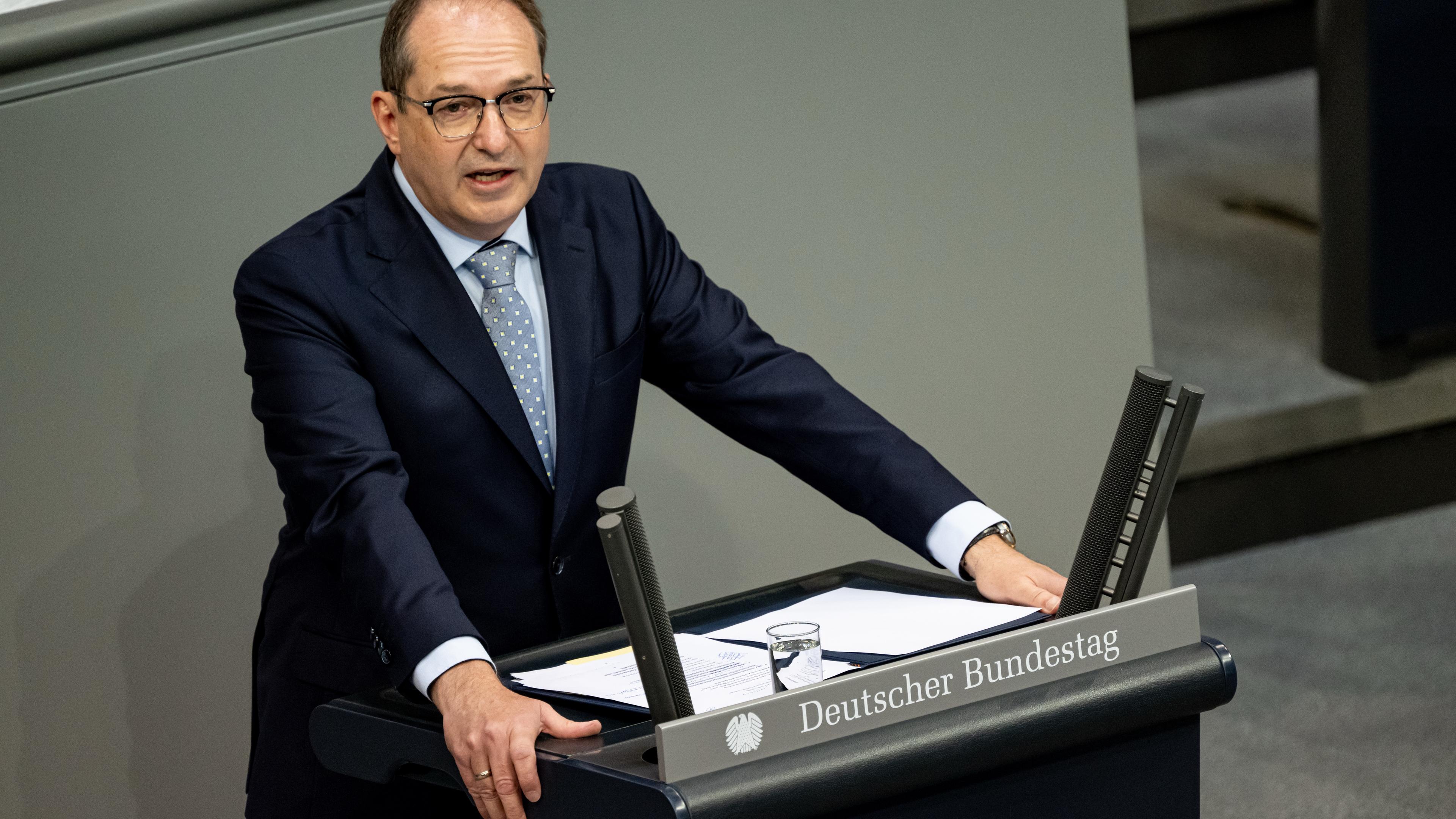 Alexander Dobrindt (CSU), Bundesinnenminister, nimmt an der Sitzung des Bundestag teil. Themen der Sitzung sind unter anderem eine Abstimmung über eine Aussetzung des Familiennachzugs sowie die ersten Lesung eines Gesetzentwurfs zur Änderung des Einbürgerungsrechts.