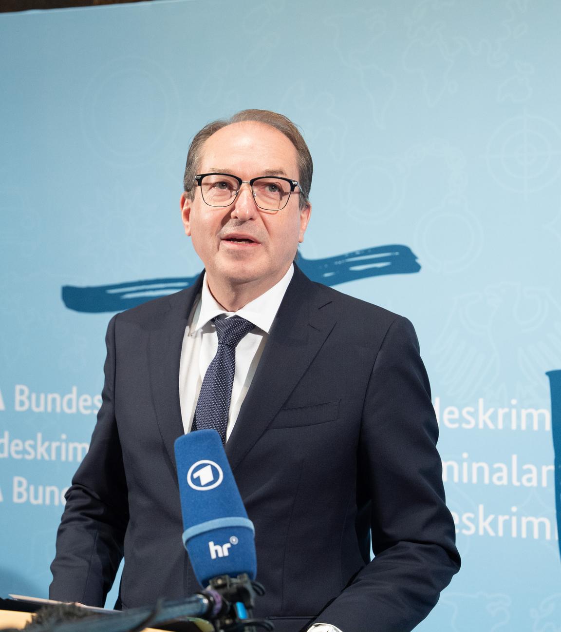 Innenminister Alexander Dobrindt im Portrait bei einem Pressestatement.