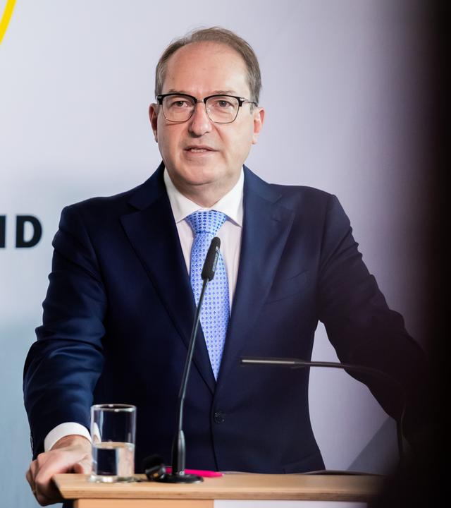  Alexander Dobrindt (CSU), Bundesinnenminister, spricht bei der Einweihung des Gemeinsamen Zentrums zur Abwehr hybrider Bedrohungen (GAZ Hybrid).