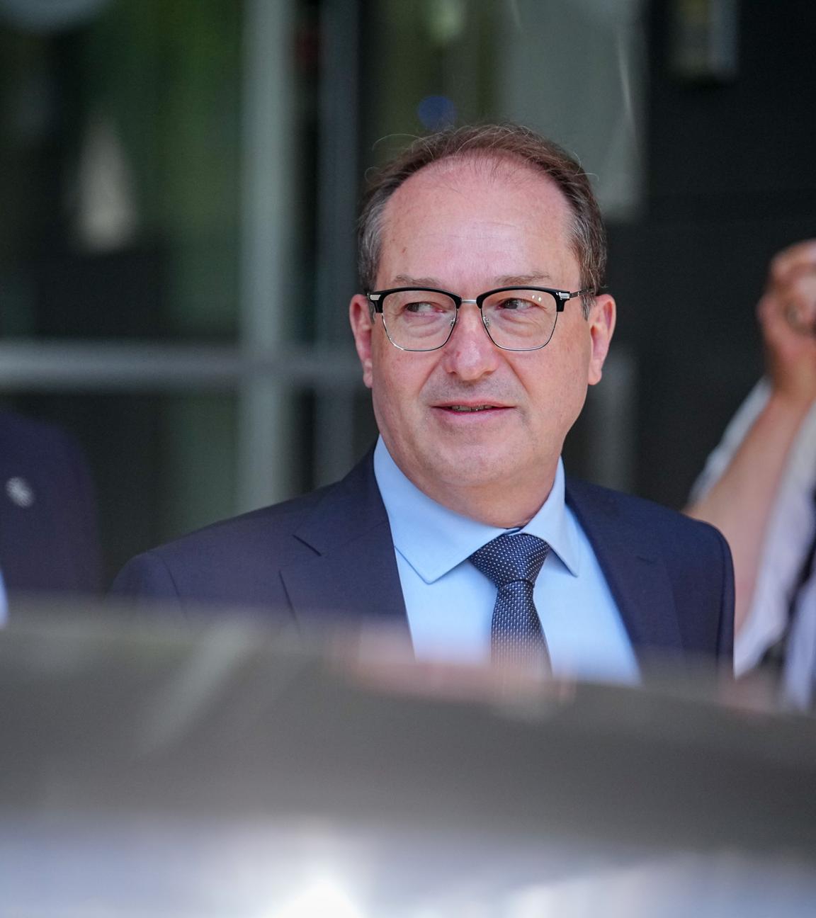 03.06.2025, Berlin: Alexander Dobrindt (CSU), Bundesinnenminister, verlässt nach der Vorstellung des BKA-Bundeslagebildes Cybercrime 2024 das Haus der Bundespressekonferenz. 