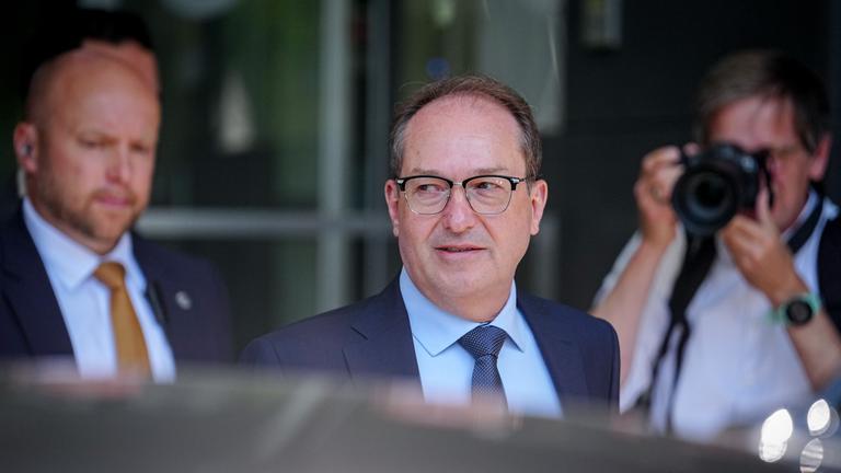 03.06.2025, Berlin: Alexander Dobrindt (CSU), Bundesinnenminister, verlässt nach der Vorstellung des BKA-Bundeslagebildes Cybercrime 2024 das Haus der Bundespressekonferenz. 