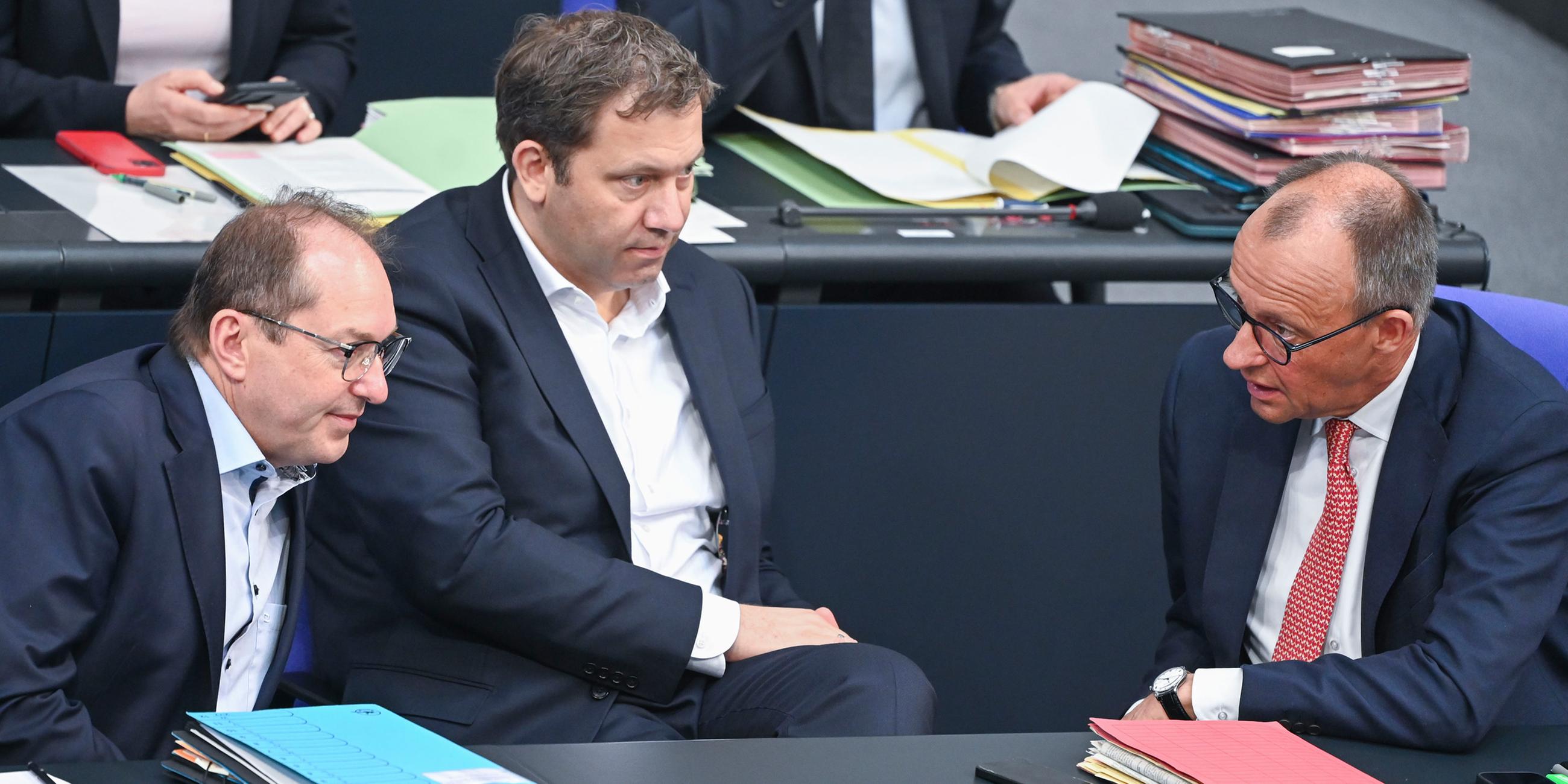 Bundesinnenminister Alexander Dobrindt, Bundesfinanzminister Lars Klingbeil und Bundeskanzler Friedrich Merz  im Bundestag am 09.07.2025.