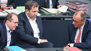 Bundesinnenminister Alexander Dobrindt, Bundesfinanzminister Lars Klingbeil und Bundeskanzler Friedrich Merz  im Bundestag am 09.07.2025.