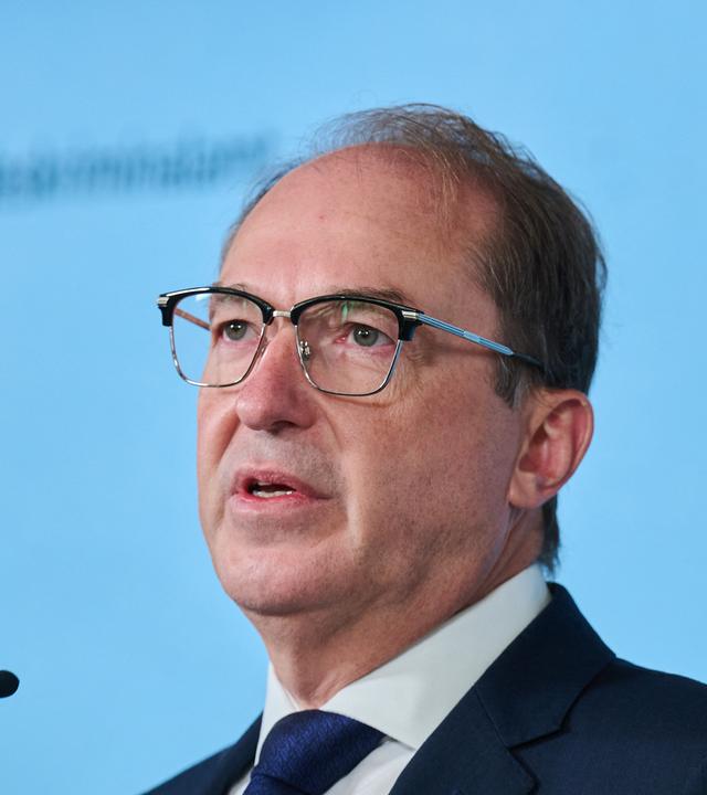 Alexander Dobrindt (CSU), Bundesinnenminister, stellt die Bundeslagebilder der Organisierten Kriminalität und Rauschgift vor. 