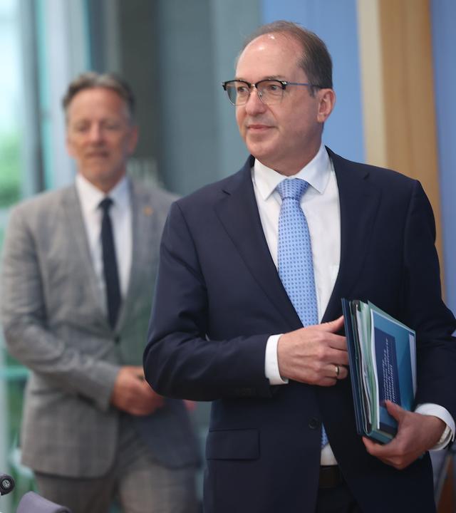 Bundesinnenminister Alexander Dobrindt und der Präsident des Bundeskriminalamts (BKA), Holger Münch, präsentieren die Statistiken zur politisch motivierten Kriminalität
