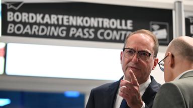 05.08.2026, Sachsen, Schkeuditz: Alexander Dobrindt (CSU, l), Bundesinnenminister, ist im Rahmen einer Pressekonferenz in einem Terminal des Flughafens Leipzig/Halle im Gespräch.