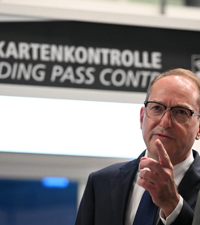 05.08.2026, Sachsen, Schkeuditz: Alexander Dobrindt (CSU, l), Bundesinnenminister, ist im Rahmen einer Pressekonferenz in einem Terminal des Flughafens Leipzig/Halle im Gespräch.
