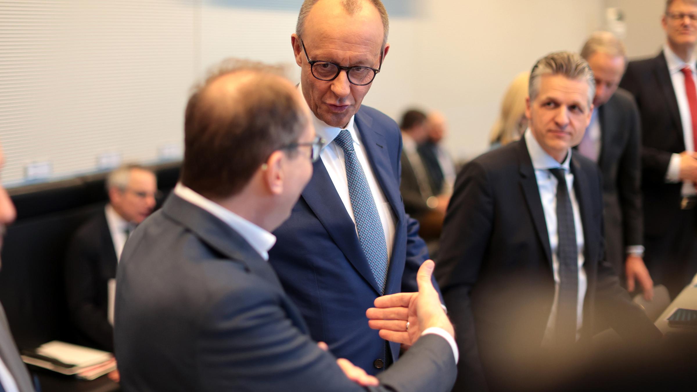 Alexander Dobrindt, Friedrich Merz und Thorsten Frei am 17.03.2025 in Berlin