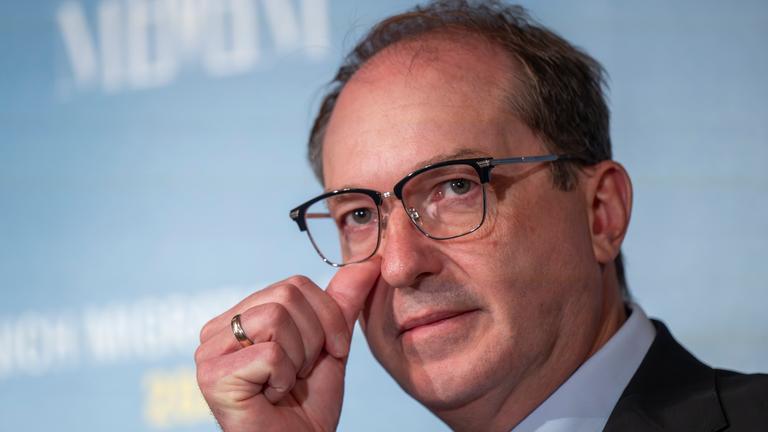 Alexander Dobrindts Kopf, er kratzt sich unter dem Auge.