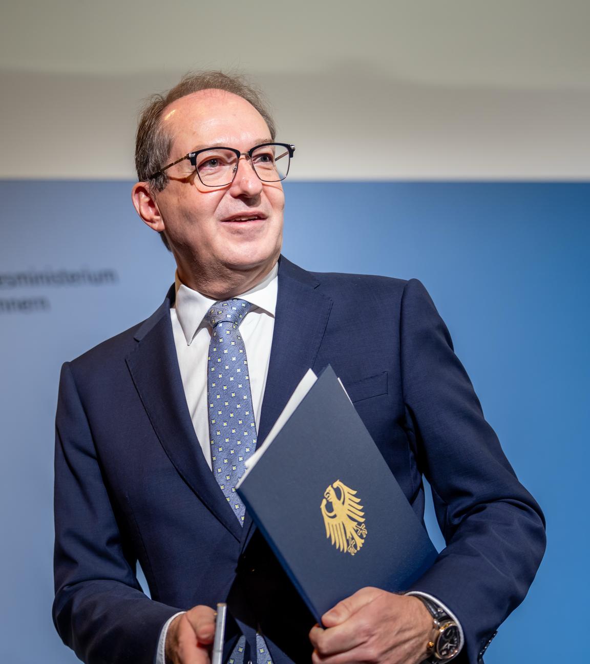 Alexander Dobrindt (CSU), Bundesinnenminister, aufgenommen bei einem Pressestatemen