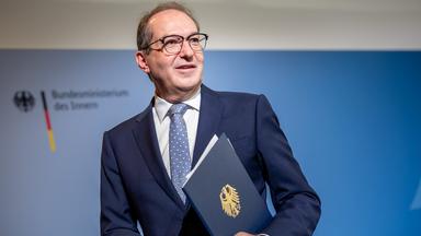 Alexander Dobrindt (CSU), Bundesinnenminister, aufgenommen bei einem Pressestatemen