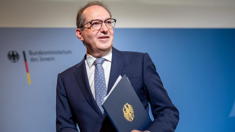 Alexander Dobrindt (CSU), Bundesinnenminister, aufgenommen bei einem Pressestatemen