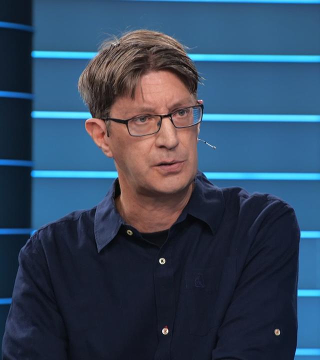 Prof. Mark Zöller vor Ort im Studio