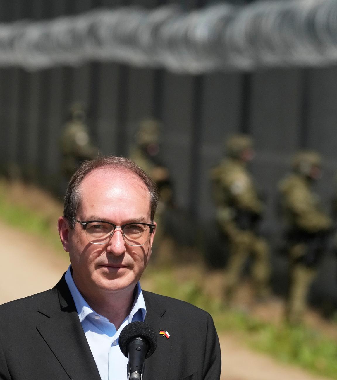 Bundesinnenminister Alexander Dobrindt besucht die polnisch-belarusische Grenze.