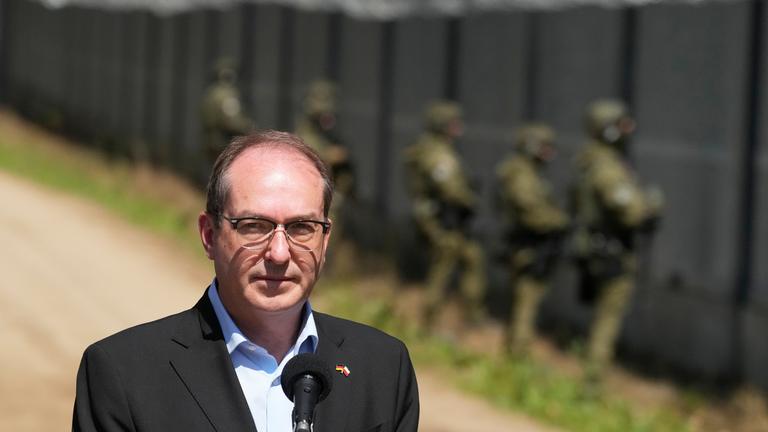 Bundesinnenminister Alexander Dobrindt besucht die polnisch-belarusische Grenze.