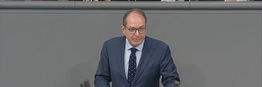 CSU-Politiker Alexander Dobrindt am Rednerpult im Bundestag