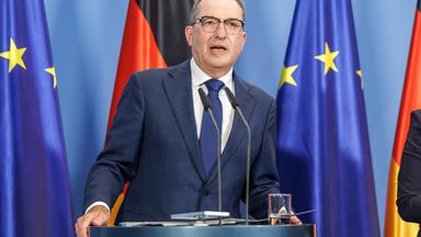 Bundesminister Alexander Dobrindt spricht zu den Anwesenden.