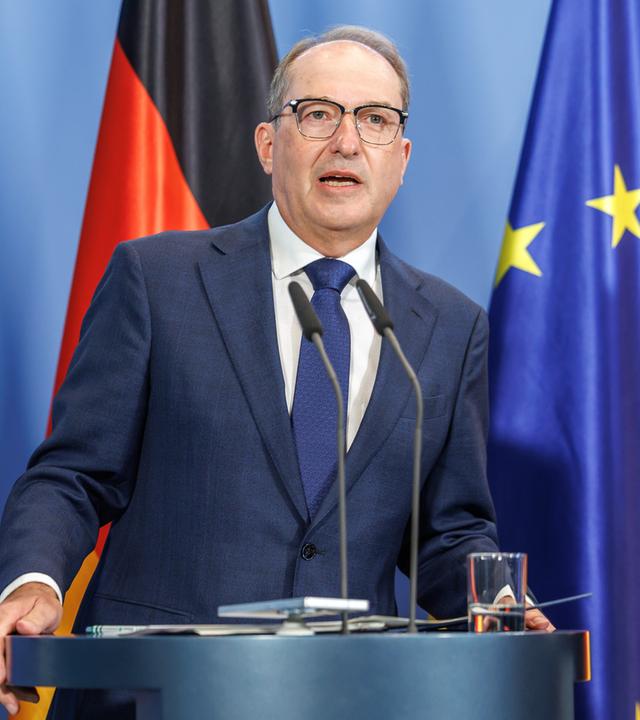 Bundesminister Alexander Dobrindt spricht zu den Anwesenden.