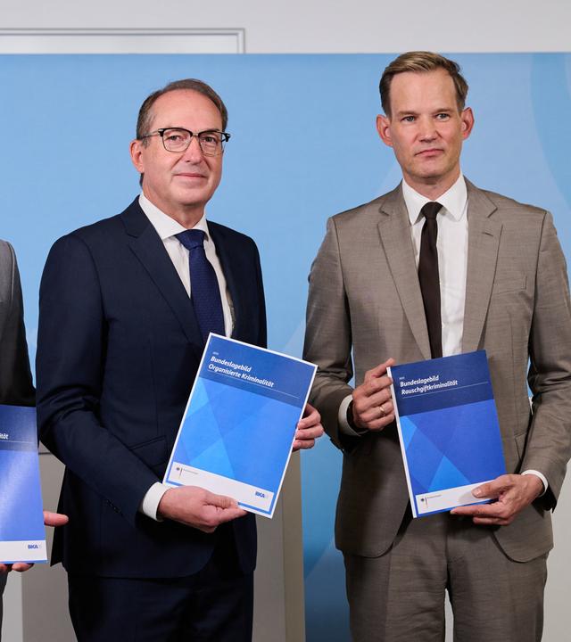 Holger Münch (l-r), Präsident des Bundeskriminalamtes, Alexander Dobrindt (CSU), Bundesinnenminister und Hendrik Streeck, Bundesbeauftragte für Sucht- und Drogenfragen