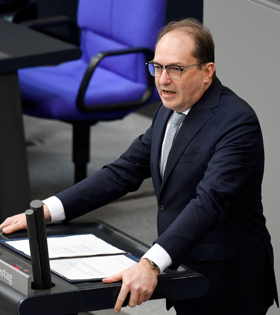 Alexander Dobrindt in der 11. Sitzung des 21. Deutschen Bundestages im Reichstagsgebäude. Berlin