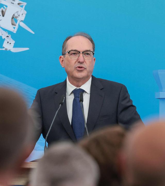 Bundesinnenminister Alexander Dobrindt hält eine Rede während der Eröffnung des neuen Zentrums für Drohnensicherheit in Cochstedt am 18.08.2026.