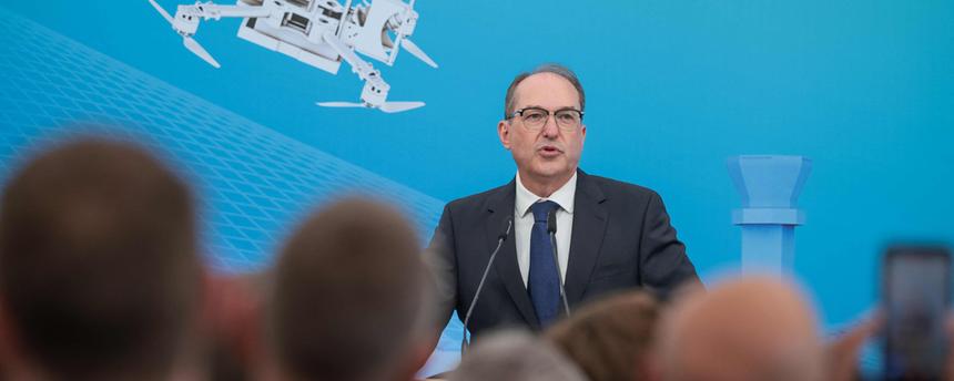 Bundesinnenminister Alexander Dobrindt hält eine Rede während der Eröffnung des neuen Zentrums für Drohnensicherheit in Cochstedt am 18.08.2026.