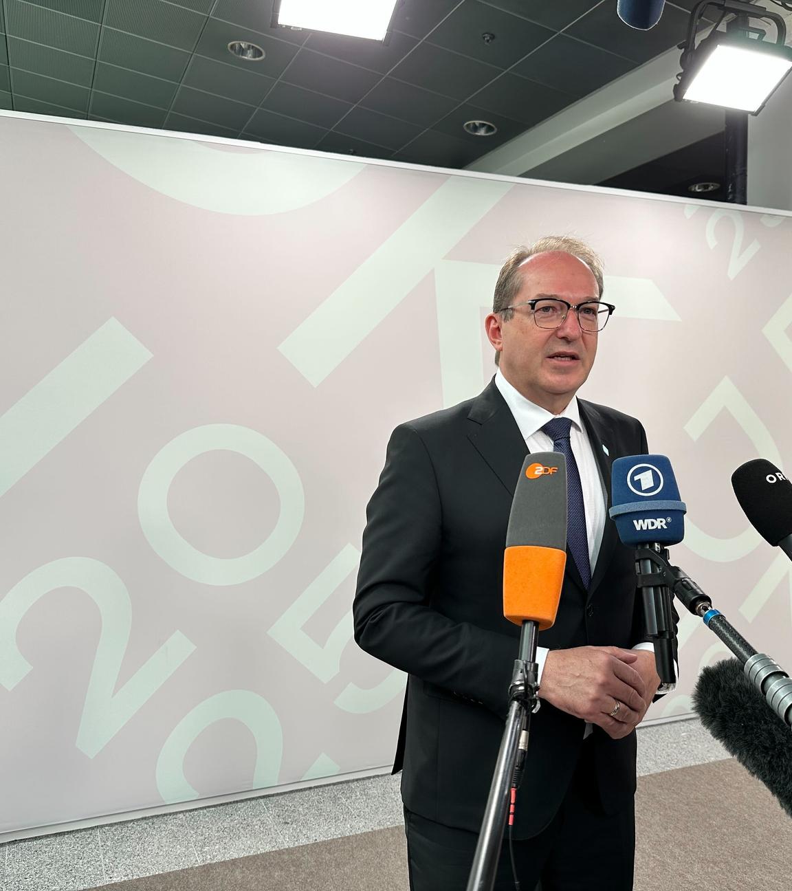 Dänemark, Kopenhagen: Innenminister Alexander Dobrindt (CSU) gibt am Rande des Treffens ein Statement.