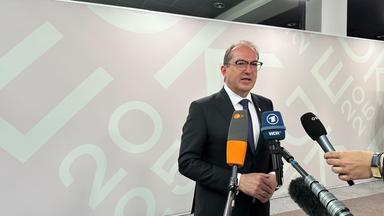 Dänemark, Kopenhagen: Innenminister Alexander Dobrindt (CSU) gibt am Rande des Treffens ein Statement.