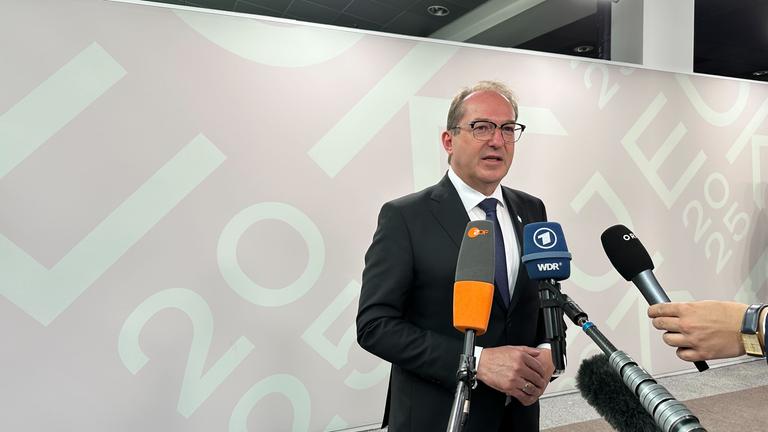 Dänemark, Kopenhagen: Innenminister Alexander Dobrindt (CSU) gibt am Rande des Treffens ein Statement.