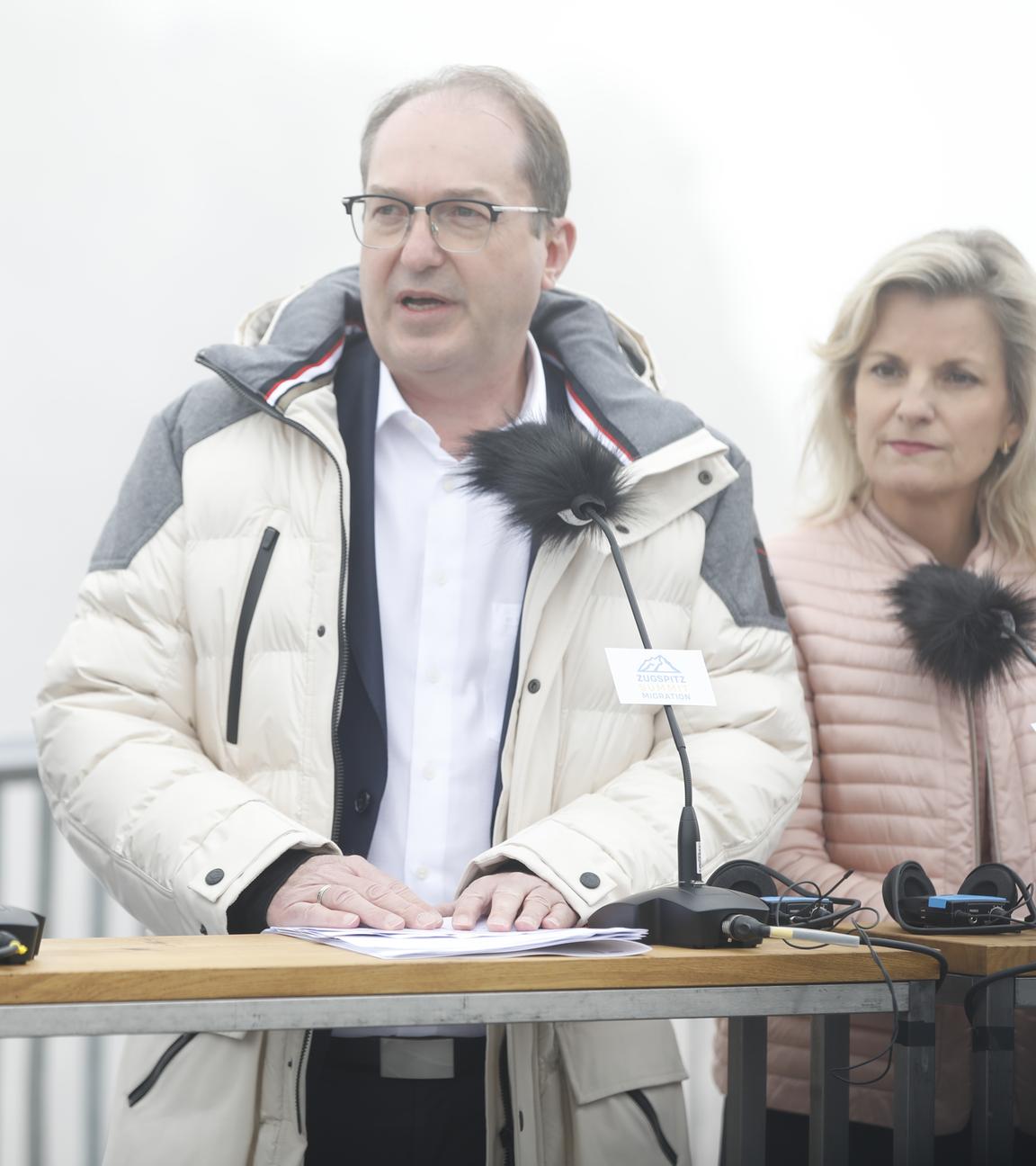 Alexander Dobrindt (CSU), Bundesinnenminister, nimmt nach einem europäischen Ministertreffen zur Migrationspolitik auf der Zugspitze an einer Pressekonferenz teil.