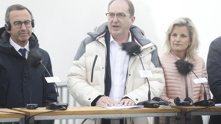 Alexander Dobrindt (CSU), Bundesinnenminister, nimmt nach einem europäischen Ministertreffen zur Migrationspolitik auf der Zugspitze an einer Pressekonferenz teil.