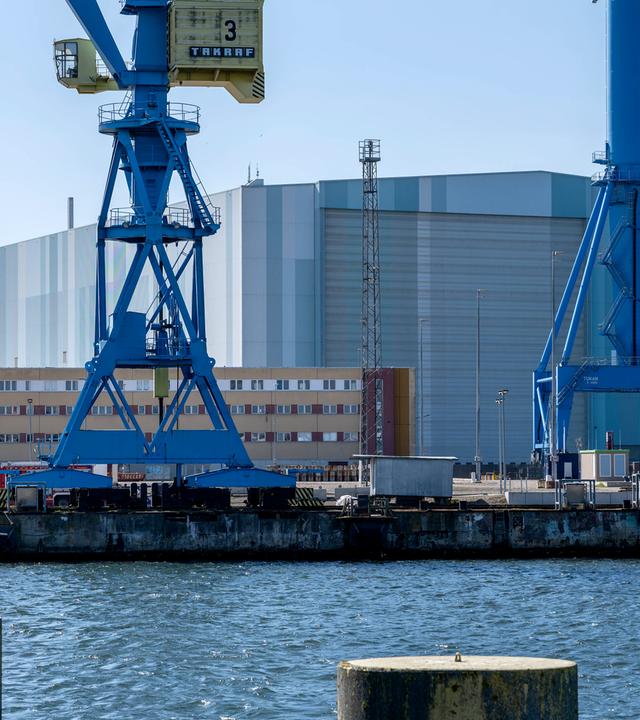 Dockhalle der Werft TKMS - Thyssenkrupp Marine Systems