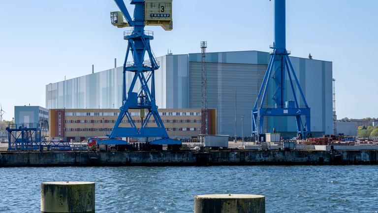 Dockhalle der Werft TKMS - Thyssenkrupp Marine Systems