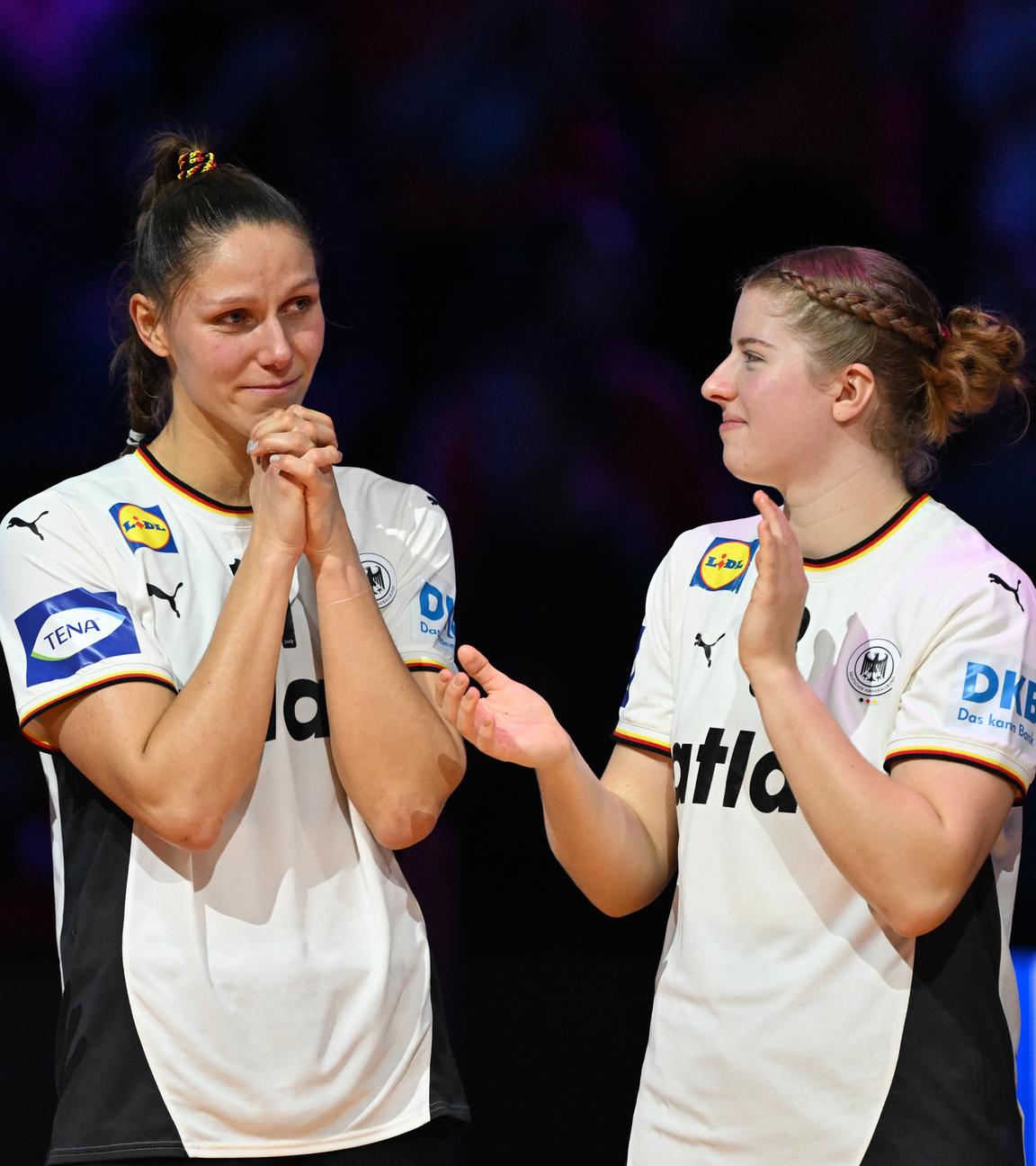 Die deutschen Handballnationalspielerinnen Antje Döll, Xenia Smits und Nina Engel stehen nach der Niederlage im WM-Finale gegen Norwegen zusammen.