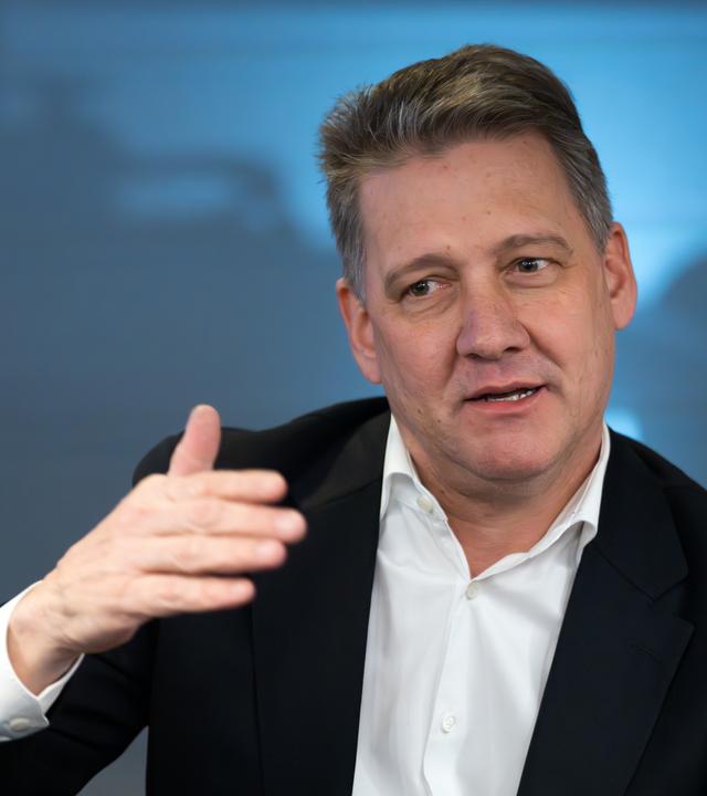 Der Vorstandsvorsitzende von Audi, Gernot Döllner, hat kürzlich bei einer Wahlkampfveranstaltung von US-Präsident Donald Trump den Bau des ersten US-Werks angekündigt.