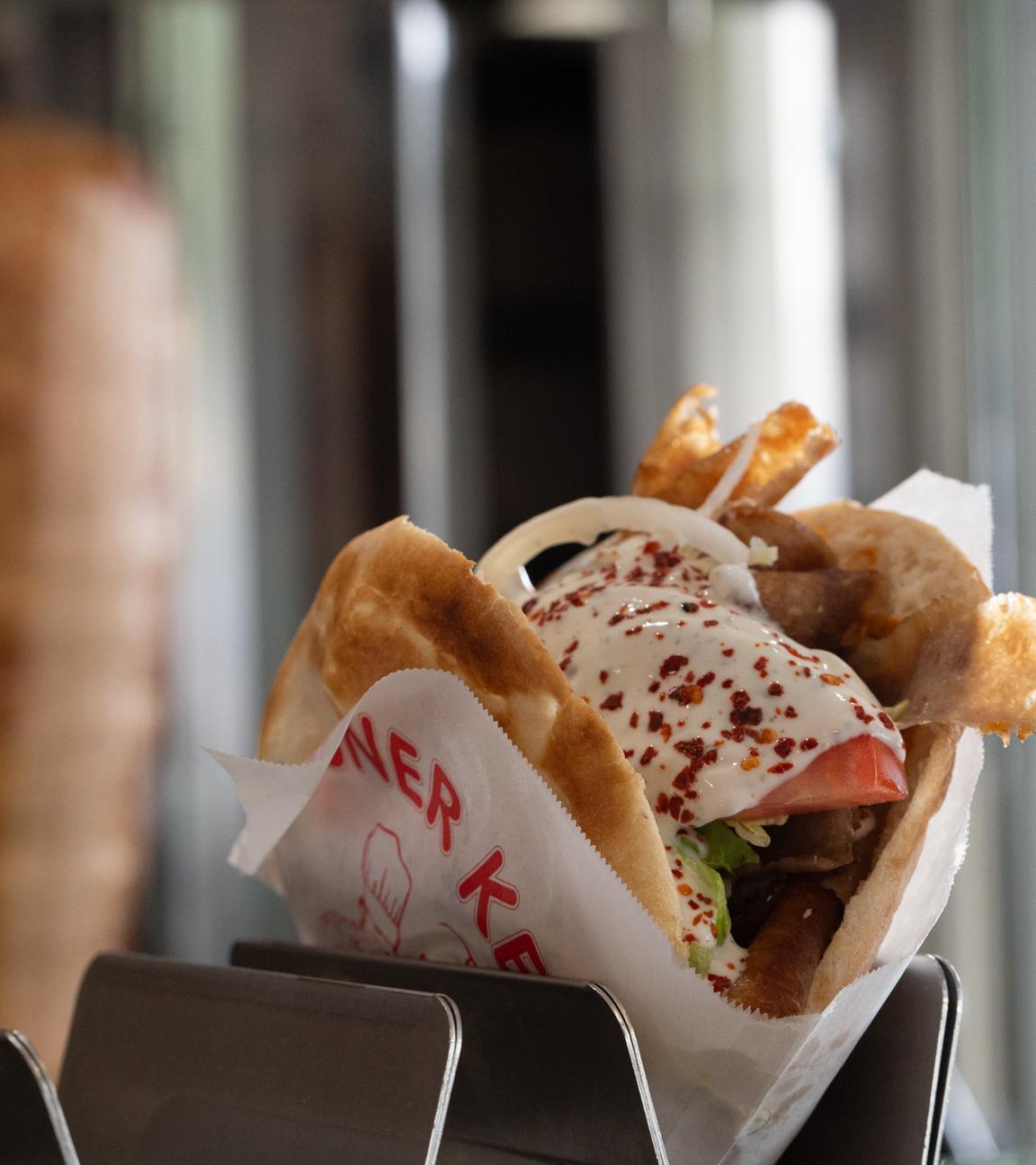 Ein Döner ist vor einem Dönerspieß zu sehen. 