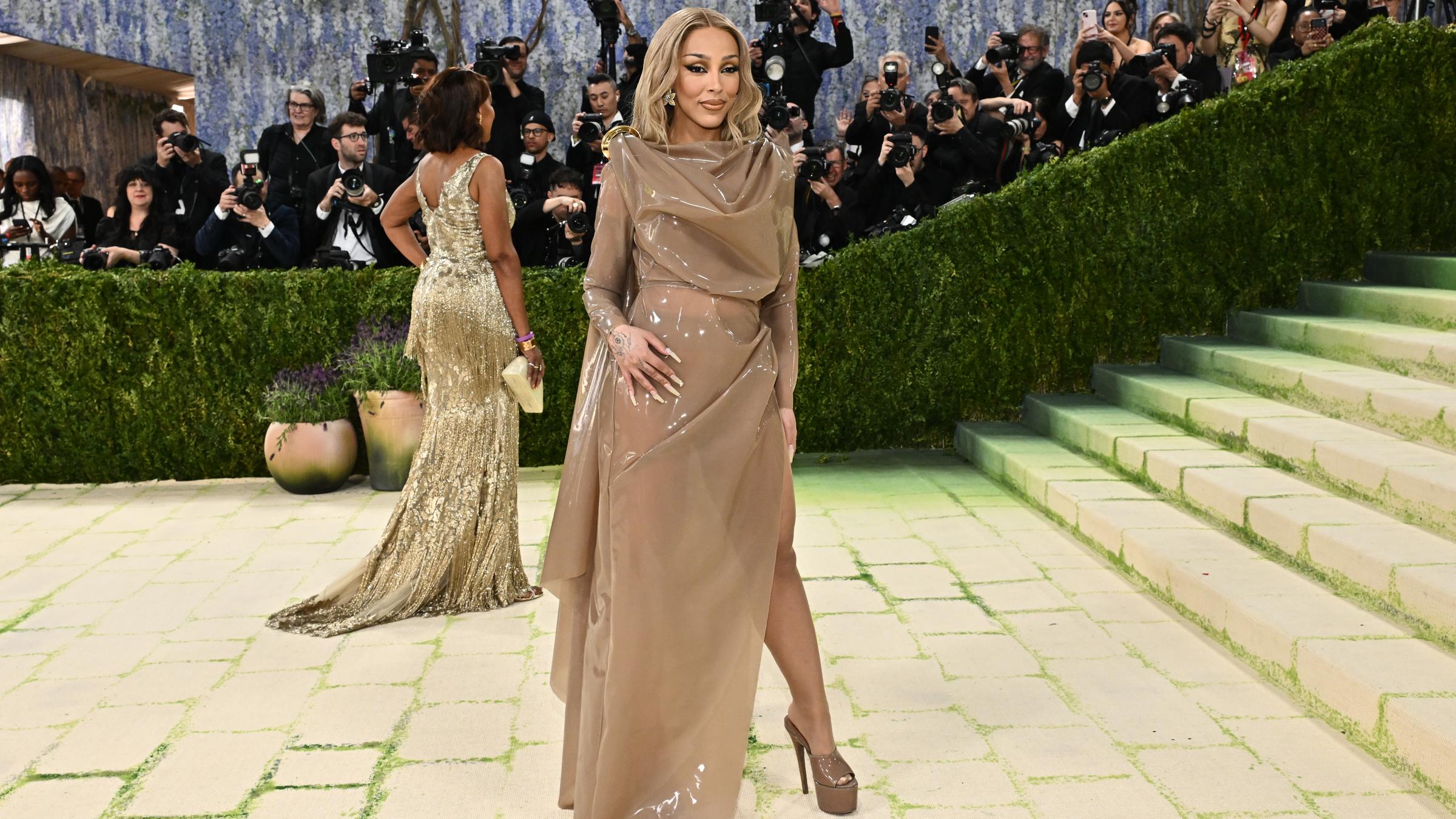 Doja Cat trifft bei der Benefizgala des Costume Institute im Metropolitan Museum of Art ein.