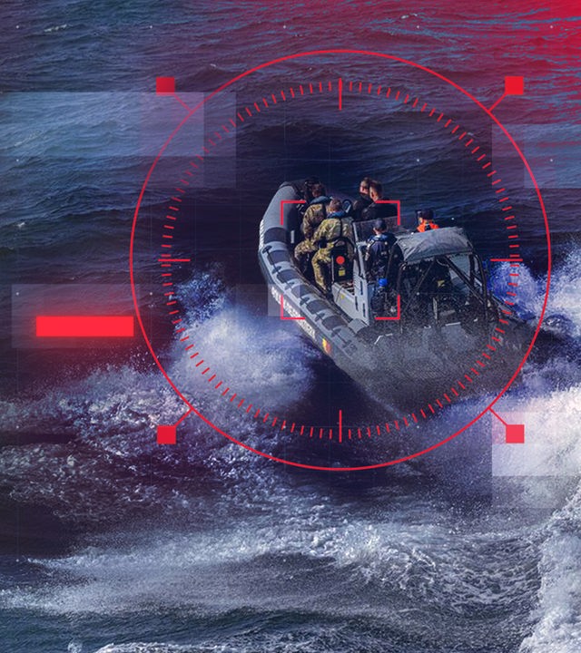 Frontex-Schnellboot mit mehreren Personen auf hoher See wird durch eine rote Zielerfassungs-Grafik markiert, die maritime Überwachung oder Zielverfolgung symbolisiert.