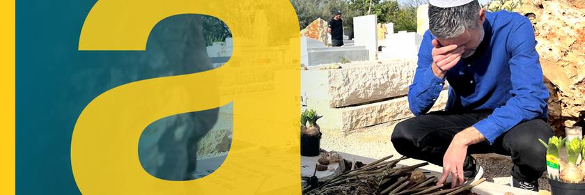 Auf dem Bild ist ein trauernder Mann am Grab zu sehen.